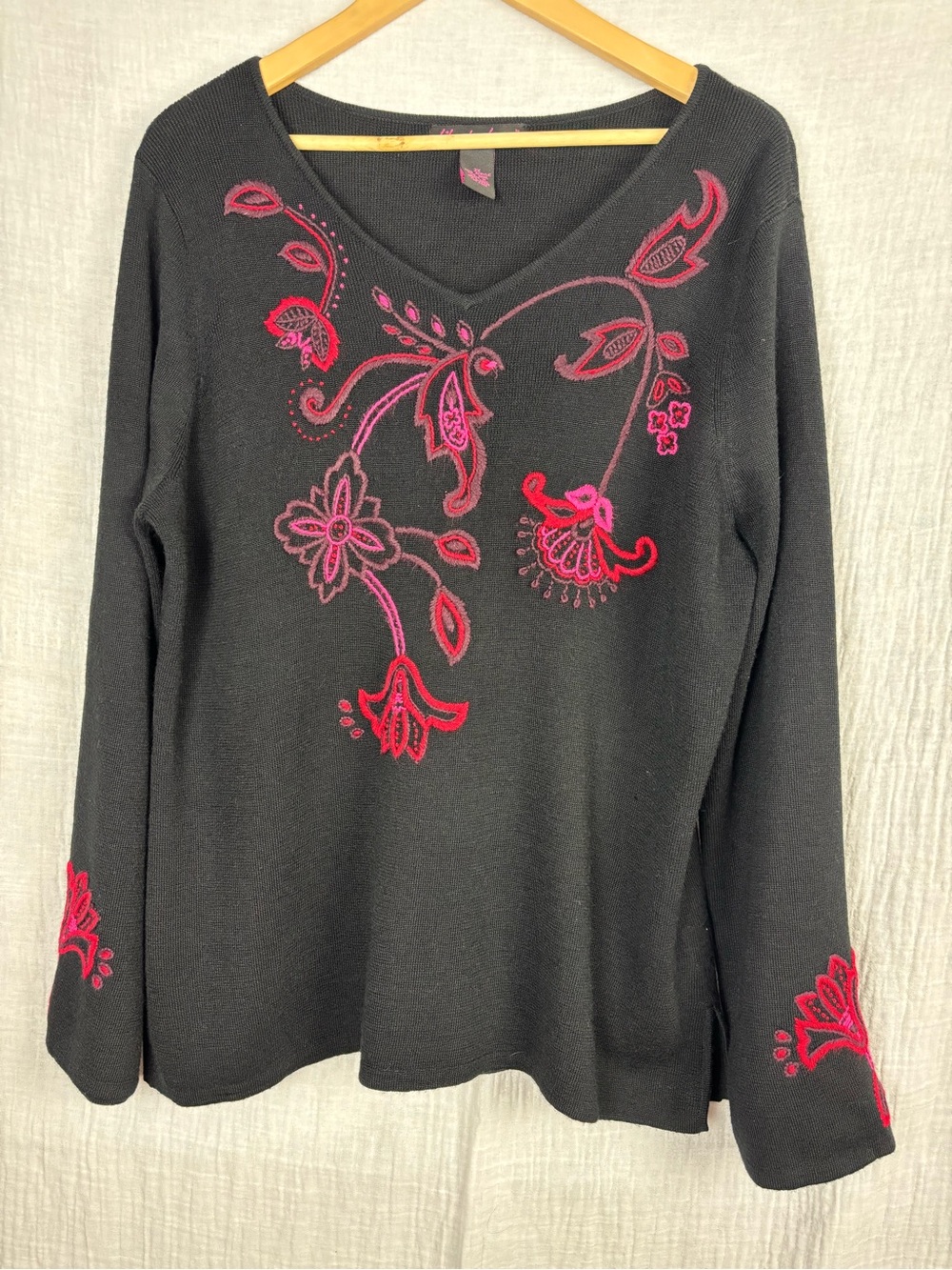 Lily Stanhope VTG Embroidered V-Neck Black Sweater with Pink Floral Design 2X